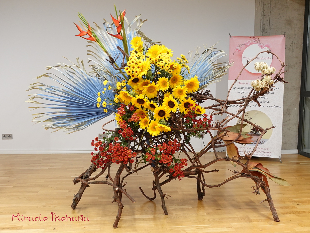 Икебана композиция във ваза Бизен - Miracle Ikebana